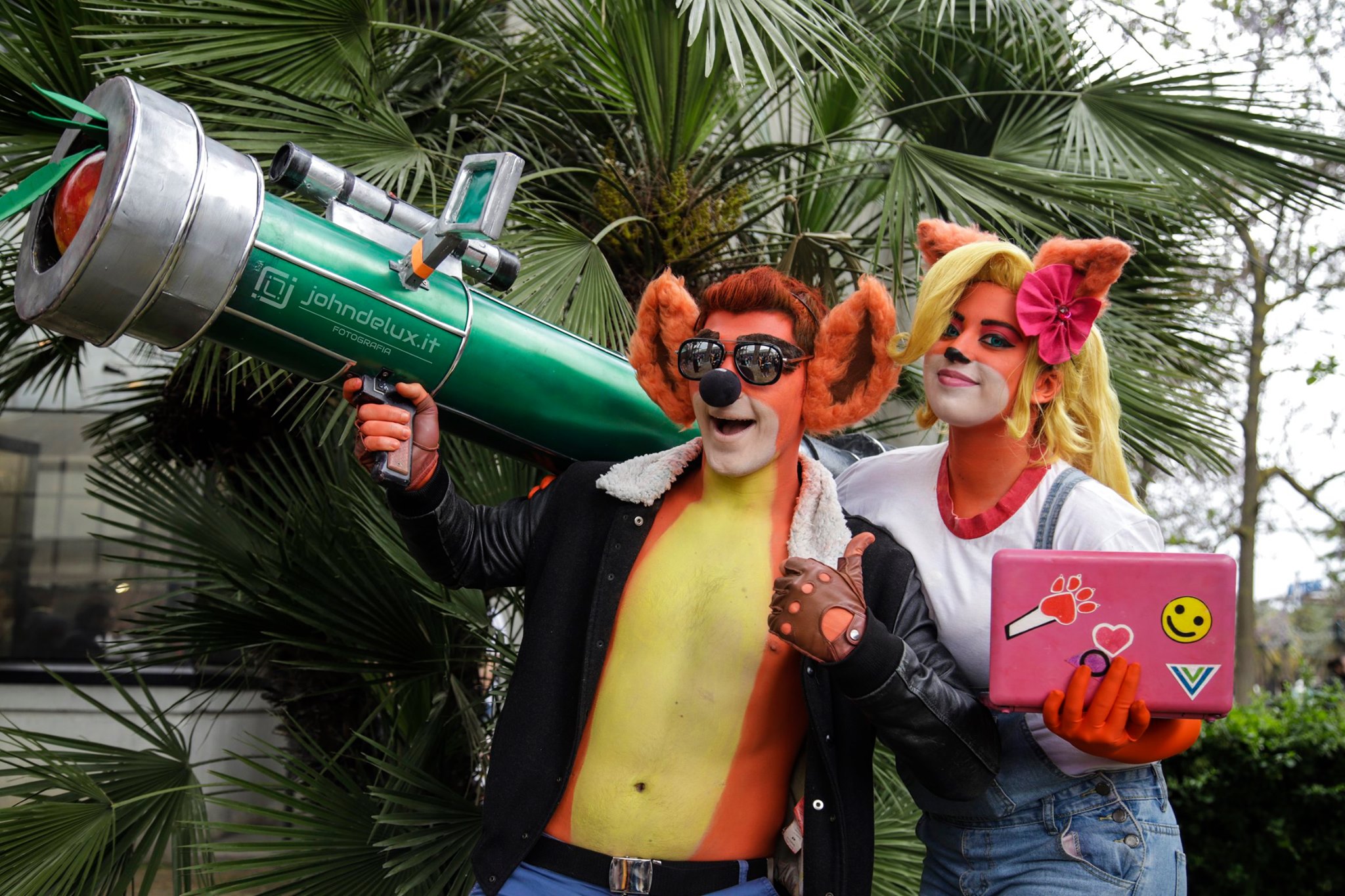 Personaggio in costume Crash e Coco Bandicoot — Tribute